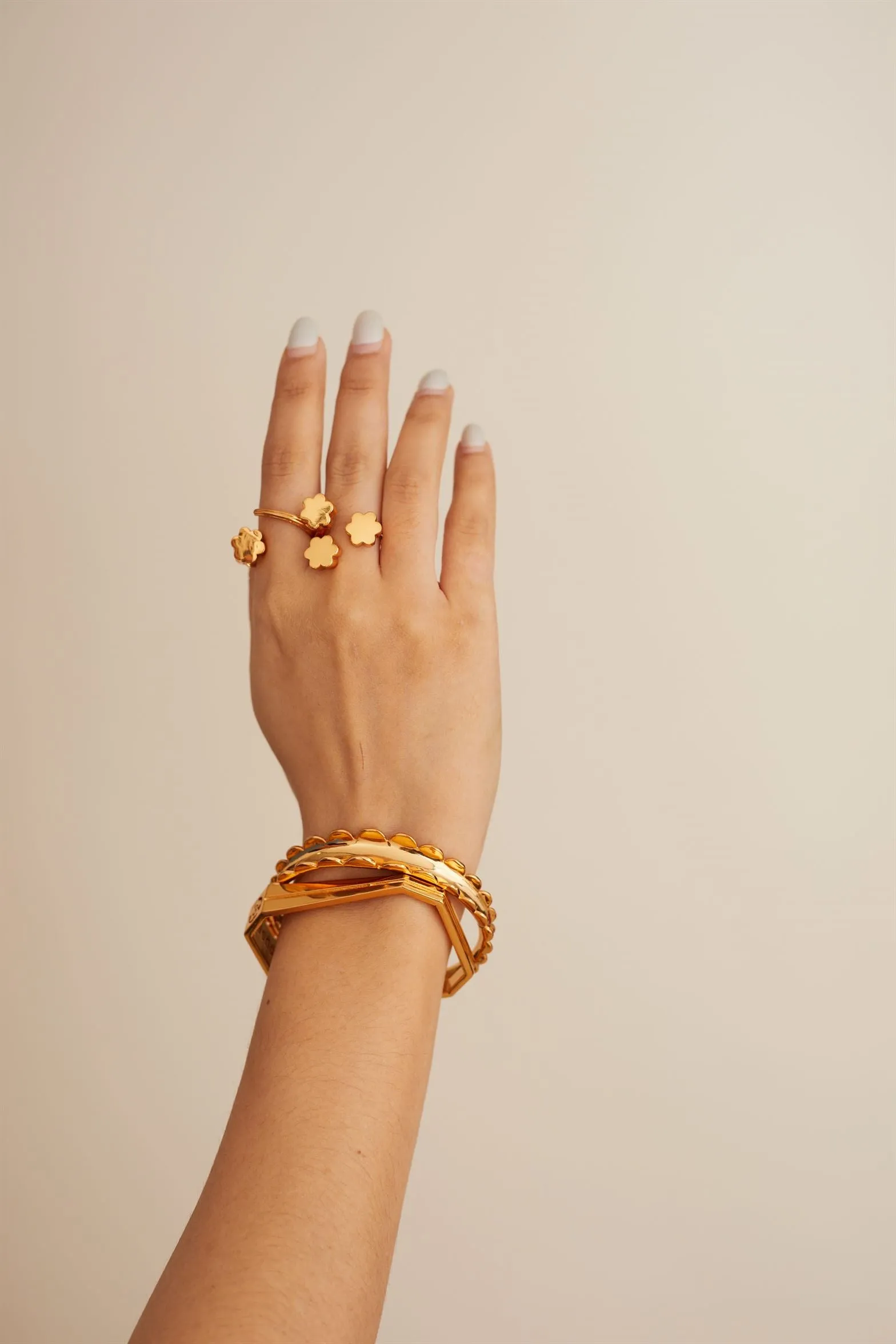 Outhouse   I   Oh Poppi Hudson Street Scallop Handcuff Brass, Gold Accessories OHAW21HC051
